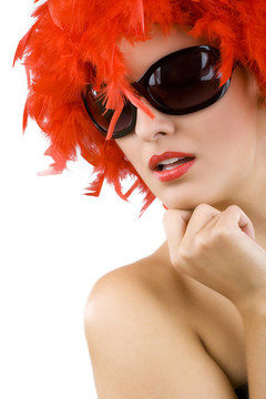性感女子与红色羽毛假发和太阳镜