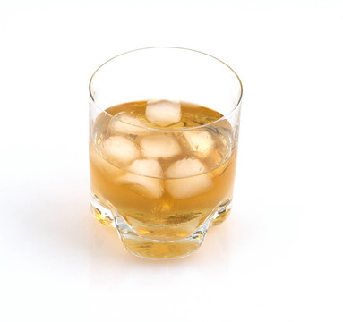 带冰的威士忌玻璃杯。