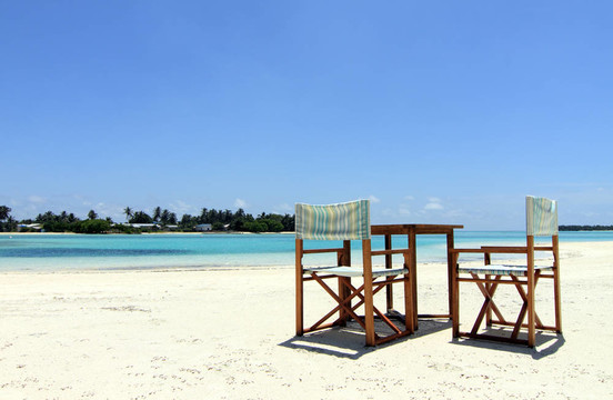 沙滩椅和桌子