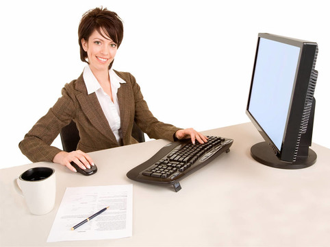 微笑的女商人在电脑工作