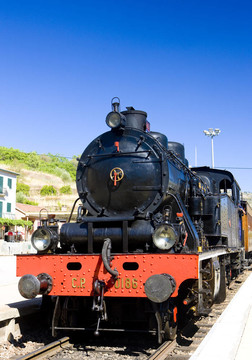 在图阿火车站的蒸汽机车；杜罗河流域；葡萄牙