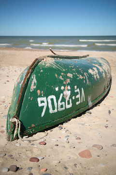 绿色的一轮躺在沙滩上