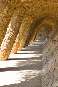 安东尼Gaudi Parc Guell列在巴塞罗那；西班牙