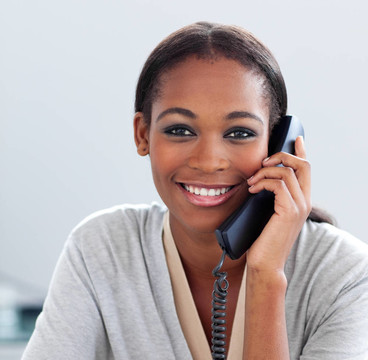 幸福的非洲裔美国女商人讲电话