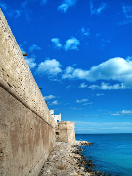 莫诺波利古城墙。Apulia。