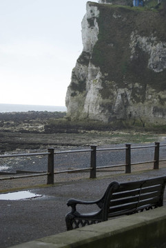 在一个悲惨的下雨天在Kent的悬崖和海滩前的长凳图片