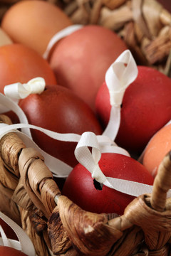 红色和棕色复活节彩蛋