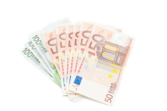 白色背景下的欧元纸币