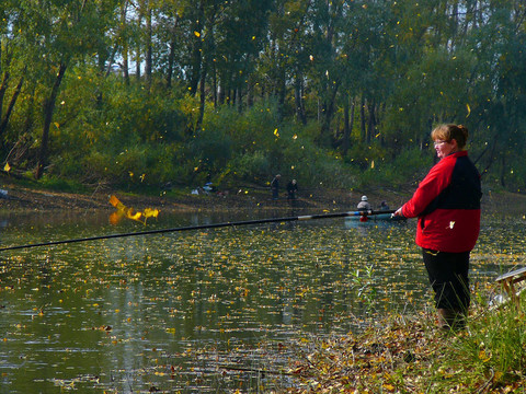 钓鱼的女人