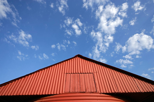 红色谷仓和天空