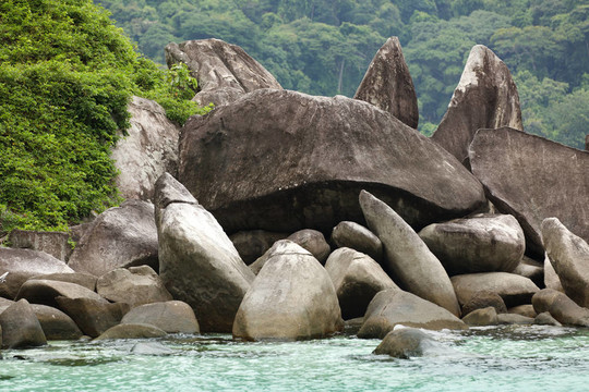 热带海岸的岩石