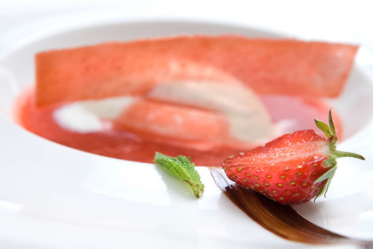 盘子上的草莓甜点