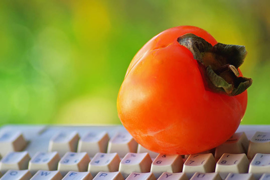 键盘上的水果caqui。