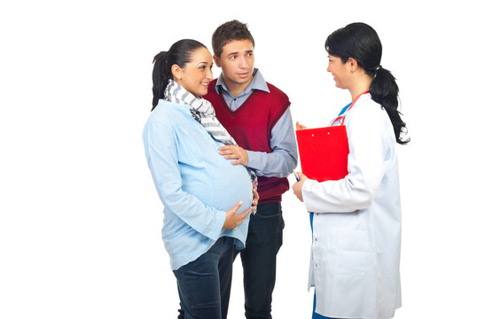 医生与怀孕夫妇交谈
