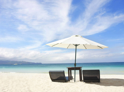 沙滩上的椅子和伞