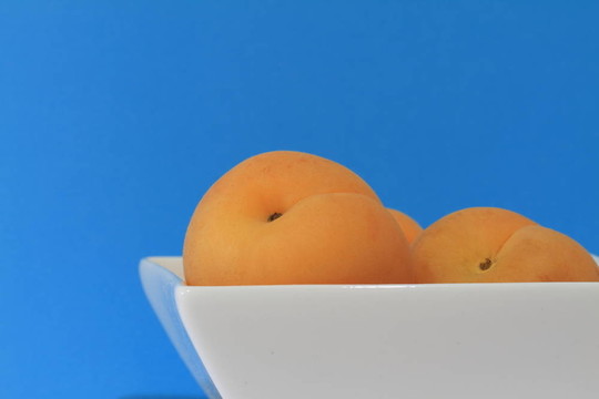 在一个白色的碗杏子