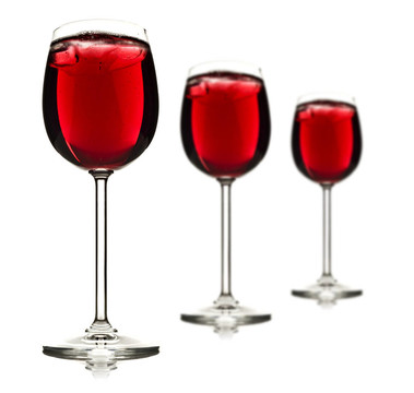三杯红果汁和冰的酒杯