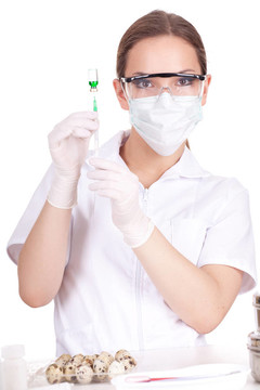 护士或医生在白色制服和保护面具保持注射器；孤立