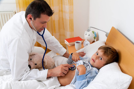 医生家庭访问。检查生病的孩子。