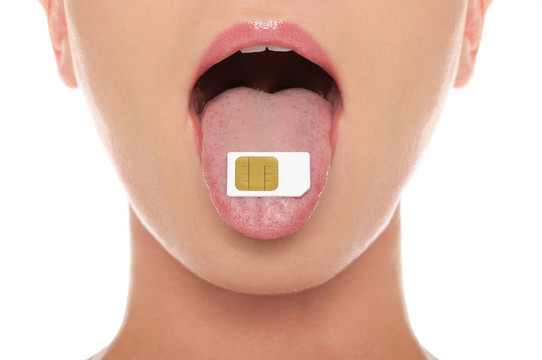 SIM卡上挂着女人的舌头