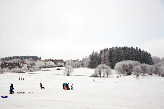 孩子们在冬天的雪一滑道滑冰