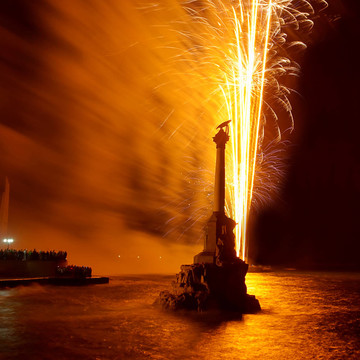 向海湾上空的焰火致敬。塞瓦斯托波尔。