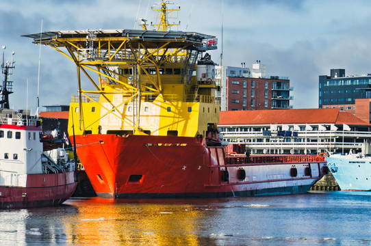 埃斯比约港石油供应船；丹麦