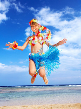在夏威夷海滩玩的孩子。