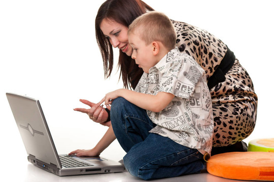 妈妈和儿子玩笔记本电脑