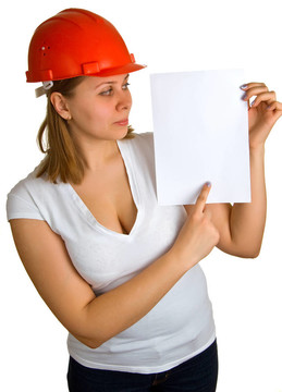 红色建筑头盔上的妇女在一张纸上