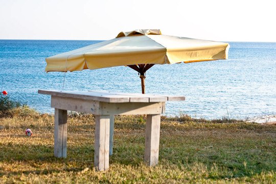 伞和桌子旁边的大海