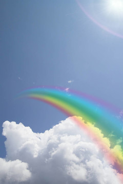 蓝天中的彩虹和云