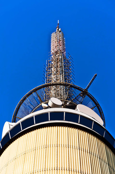 挪威蓝天上的微波链路和蜂窝网络天线的电信塔，位于美国的首都，位于美国的首都：奥斯陆