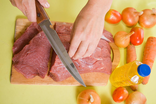 厨师手切牛肉