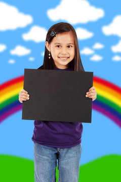 一个微笑的女孩拿着一块空白的黑板