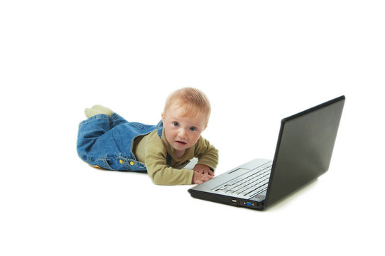 小笑脸快乐的孩子与笔记本电脑