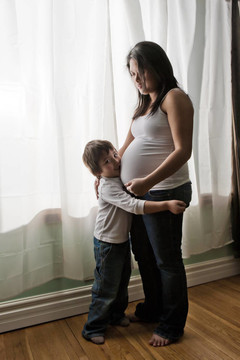 怀孕Young Asian Woman与儿子
