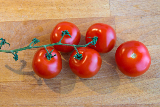 在一个切板上的西红柿