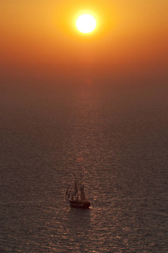 在伊亚的旧船的日落美景；圣托里尼；希腊