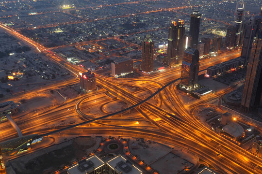 夜间公路枢纽鸟瞰图。迪拜；阿拉伯联合酋长国