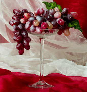 美丽的红葡萄在玻璃