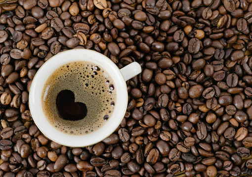 咖啡颗粒和咖啡杯的背景