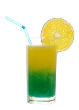 蓝橙力娇酒和橙汁饰橙片和Straw喝酒