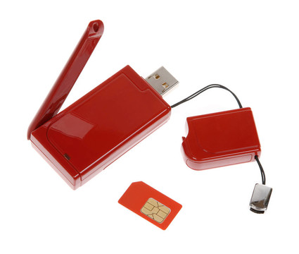 红色现代在白色背景的USB电缆