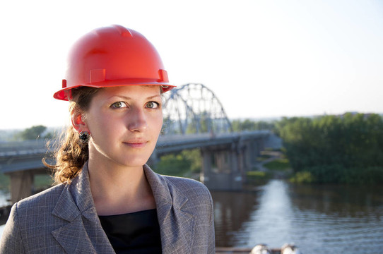年轻的女建筑师戴着防护头盔