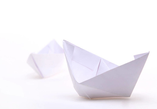 白色的三艘纸船