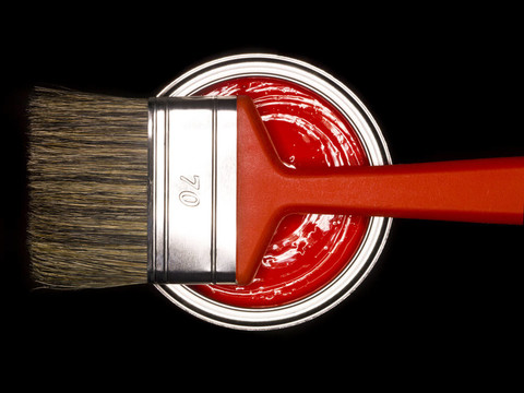 红色油漆罐和刷子
