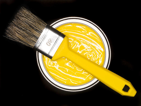 黄色油漆罐和刷子