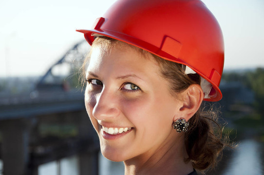年轻的女建筑师戴着防护头盔