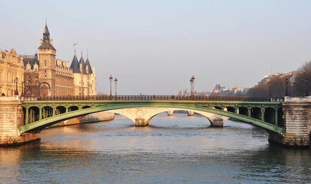 圣母院桥和巴黎刑部监狱